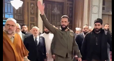 Suriye devrimin zaferini kutluyor: Şara Emevi Caminde Zafer Konuşması Yaptı