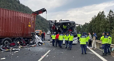 Yolcu otobüsü tıra çarptı: 6 ölü, 11 yaralı