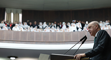 Erdoğan davet etti: Zeynep Güneş 100 tülbentli kadınla grup toplantısında