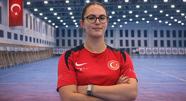 Samsunlu milli okçu Canse Duru Tarakçı Avrupa üçüncüsü