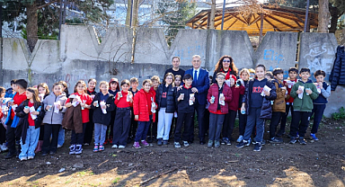 İlkadım Kent Konseyi Çocuk Meclisi fidanları toprakla buluşturdu