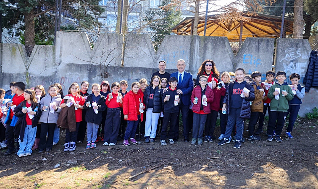 İlkadım Kent Konseyi Çocuk Meclisi fidanları toprakla buluşturdu