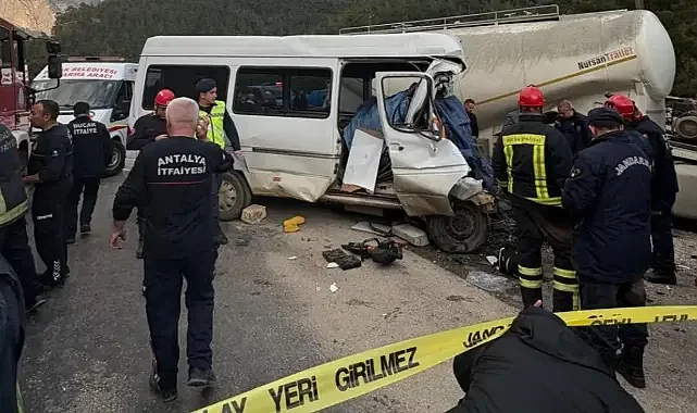İşçi servisi ile tır çarpıştı: 7 ölü 7 yaralı