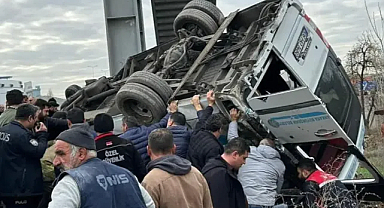 Minibüs üst geçide çarptı; 5 ölü, 14 yaralı