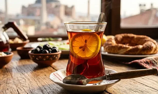 Çaya limon sıkanlar bu haber size: Zararlı mı, yararlı mı?