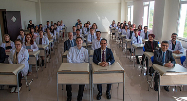 OMÜ Eczacılık Fakültesi öğrencileri beyaz önlüklerini giydi