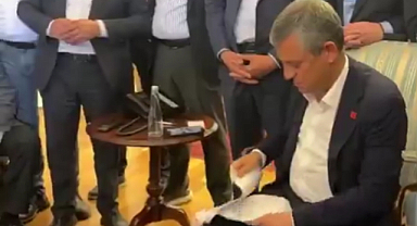 Özgür Özel ve tayfası gazlı müdahale sonrası CHP Genel Merkezini terk etti