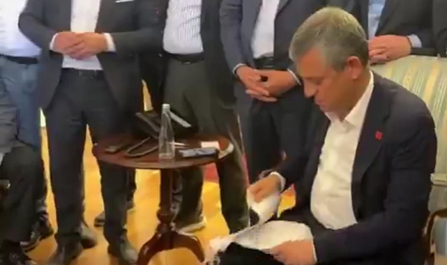 Özgür Özel ve tayfası gazlı müdahale sonrası CHP Genel Merkezini terk etti