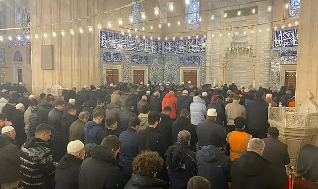 Tüm yurtta bayram sabahı camiler doldu taştı