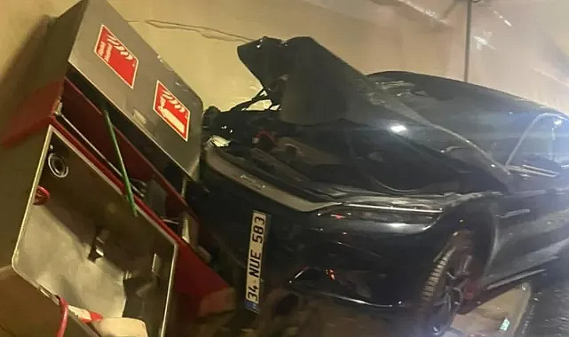 Avrasya Tünelinde Yangın Panosuna Çarpan Araç Paniğe Neden Oldu