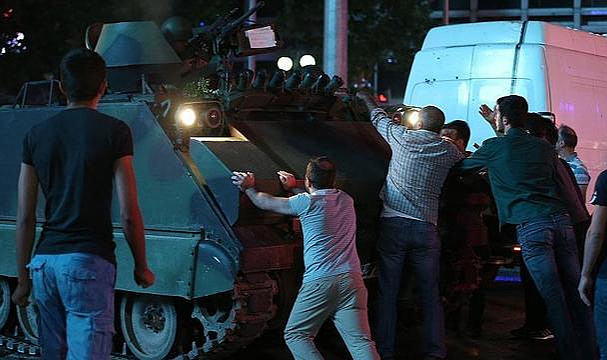 15 Temmuz darbe girişimininde dakika dakika yaşananlar