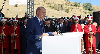Cumhurbaşkanı Ahlat'tan açıkladı: Türkiye Yüzyılı'nın İnşası Başlamıştır