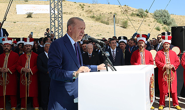 Cumhurbaşkanı Ahlat'tan açıkladı: Türkiye Yüzyılı'nın İnşası Başlamıştır
