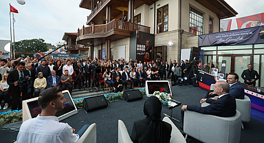 Cumhurbaşkanı Erdoğan Yalı Kafe'de gençlerle bir araya geldi