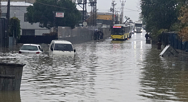 İstanbul aşırı yağışta kaosu yaşadı, Meteoroloji 48 il için uyarıda bulundu