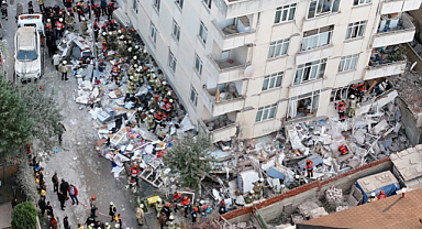 İstanbul'da 7 katlı binanın 3 katı çöktü, arama kurtarma devam ediyor
